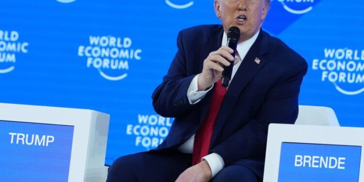 MAKRON NAPUSTIO DAVOS PRE TRAMPA