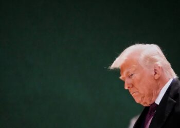 ТРАМПОВ АВИОН ВРАЋЕН СА ЛЕТА