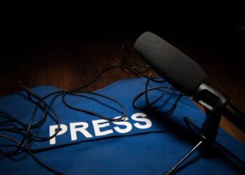 KADA SE MIKROFON PRETVORI U POLITIČKI REKVIZIT