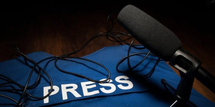 KADA SE MIKROFON PRETVORI U POLITIČKI REKVIZIT