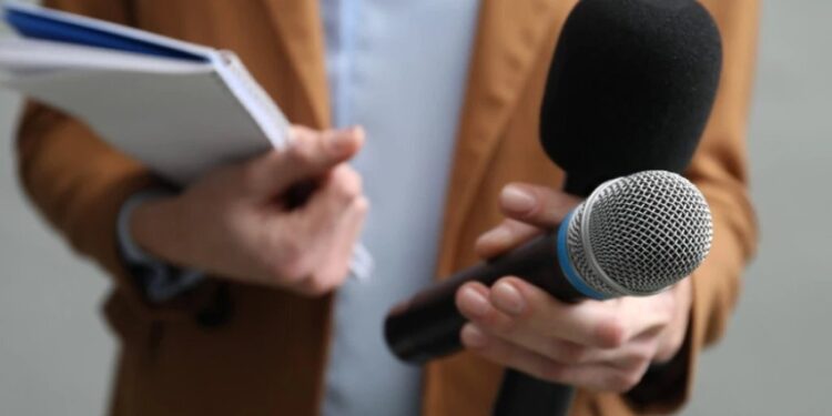 МАЊИНА ПРАВИ БУКУ, ВЕЋИНА ЖЕЛИ МИР