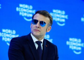 Кад детаљ покрене тржиште: Макронове наочаре из Давоса