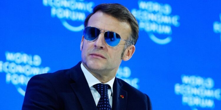 Kad detalj pokrene tržište: Makronove naočare iz Davosa