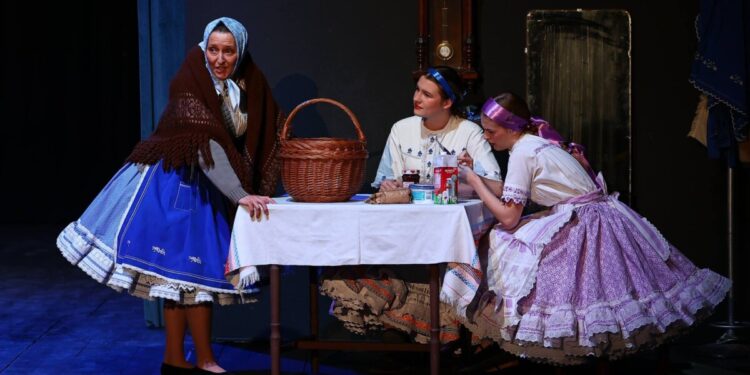 Celovečernji program Kulturno-umetničkog društva „Petrovska družina“ – ,,Na Hromnice o hodinu více“