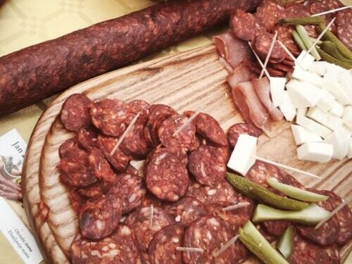 DAN KADA MIRISI PRIČAJU PRIČE: ATMOSFERA SA KOBASICIJADE