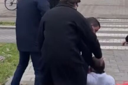 Блокадери у Кули брутално претукли грађане који се боре против насиља над женама!