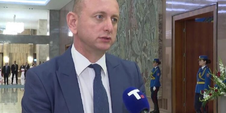 КНЕЖЕВИЋ: ВЕЋИНА САМО НА ПАПИРУ