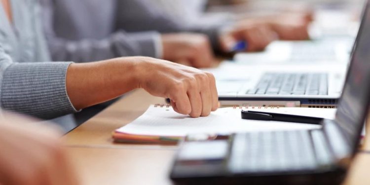 Foto: shutterstock.com/Robert Kneschke, ilustracija