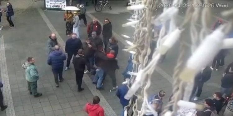 (VIDEO) Ludilo se nastavlja! Blokaderi se međusobno pobili u Sremskoj Mitrovici!